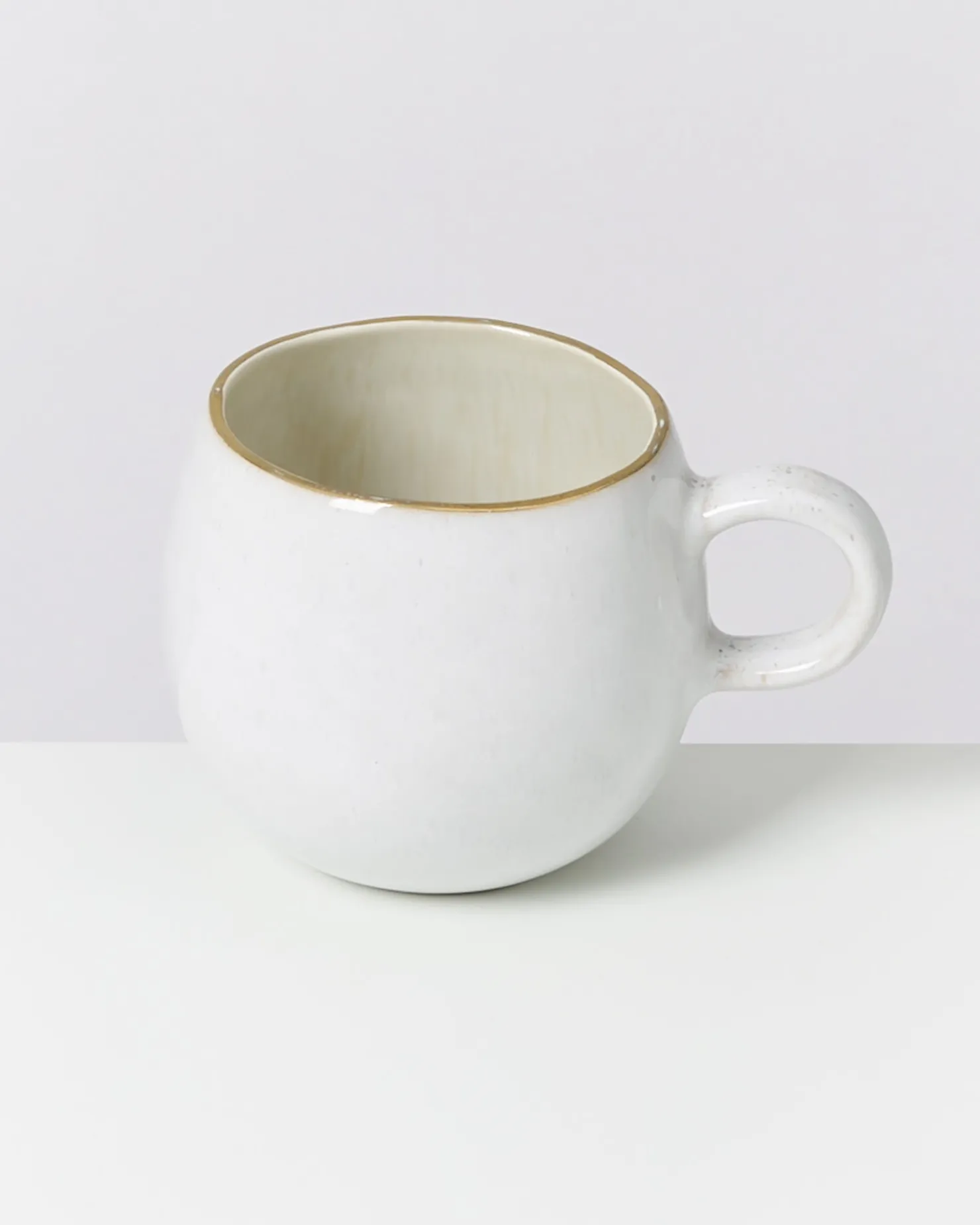 areia__mug_big_sand_with_gold_rim_7.webp Motel a Miio Große Tassen^Areia - Mug Big With Gold Rim sand