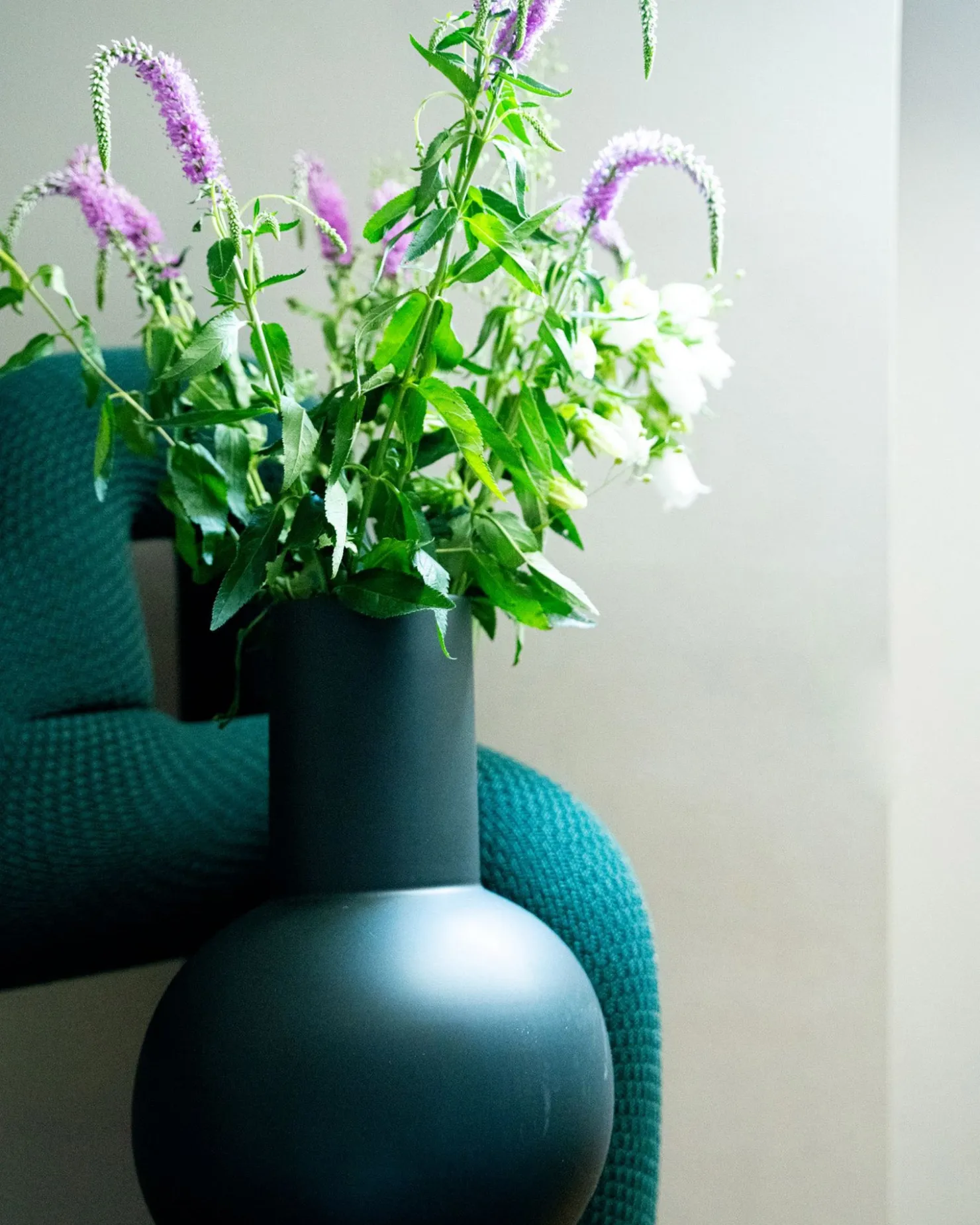 bola_vase_l__darkgreen_4.webp Motel a Miio Große Vasen^Bola Vase L - Darkgreen dark green