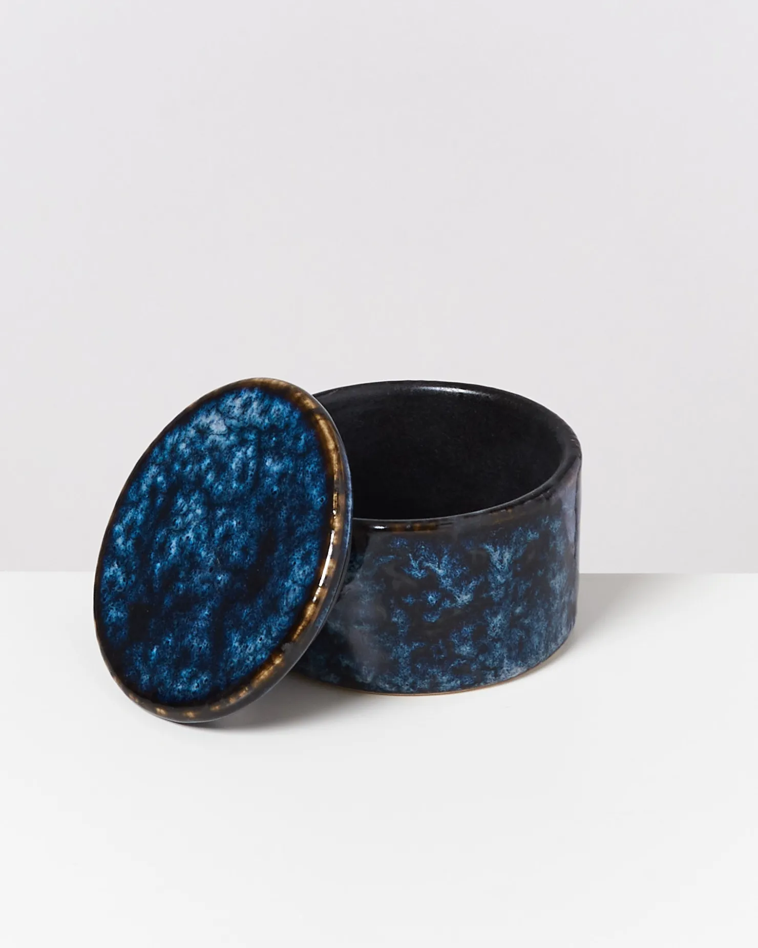 cordoama__bowl_s_with_lid_darkblue_5.webp Motel a Miio Schmuckschälchen^Cordoama – Bowl S With Lid Darkblue azure