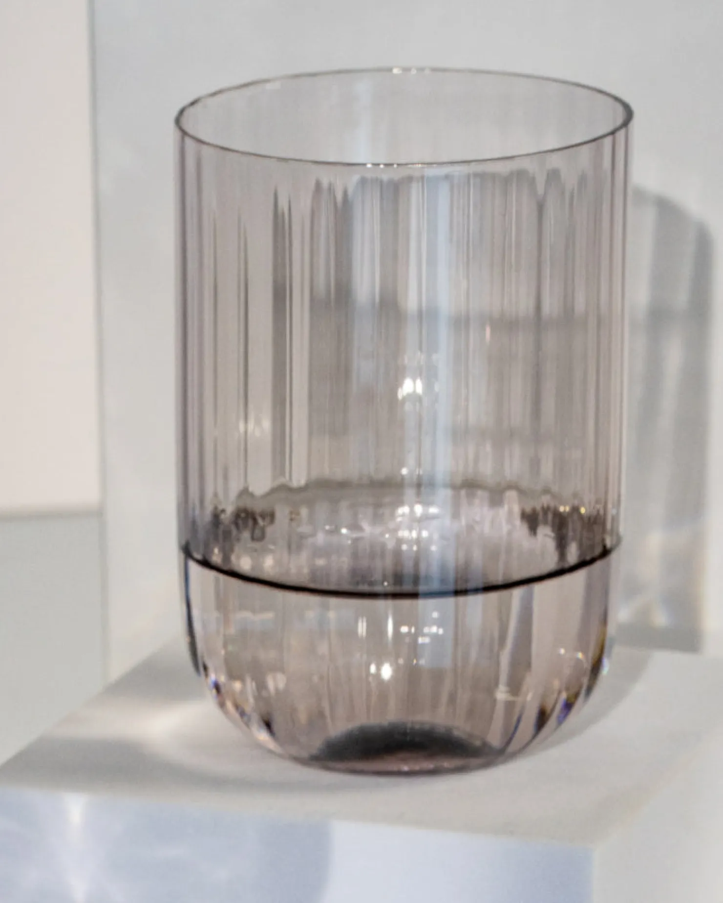 joia__glas_riffled_amethiste_4.webp Motel a Miio Große Gläser^Joia - Glas Riffled e amethist