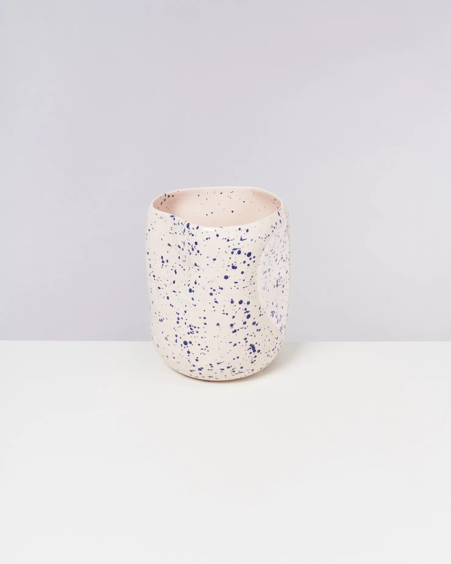 joo_vase_l_rose_blue_speckled_2.webp Motel a Miio Große Vasen^João Vase L Rose Blue Speckled rosé blau gesprenkelt