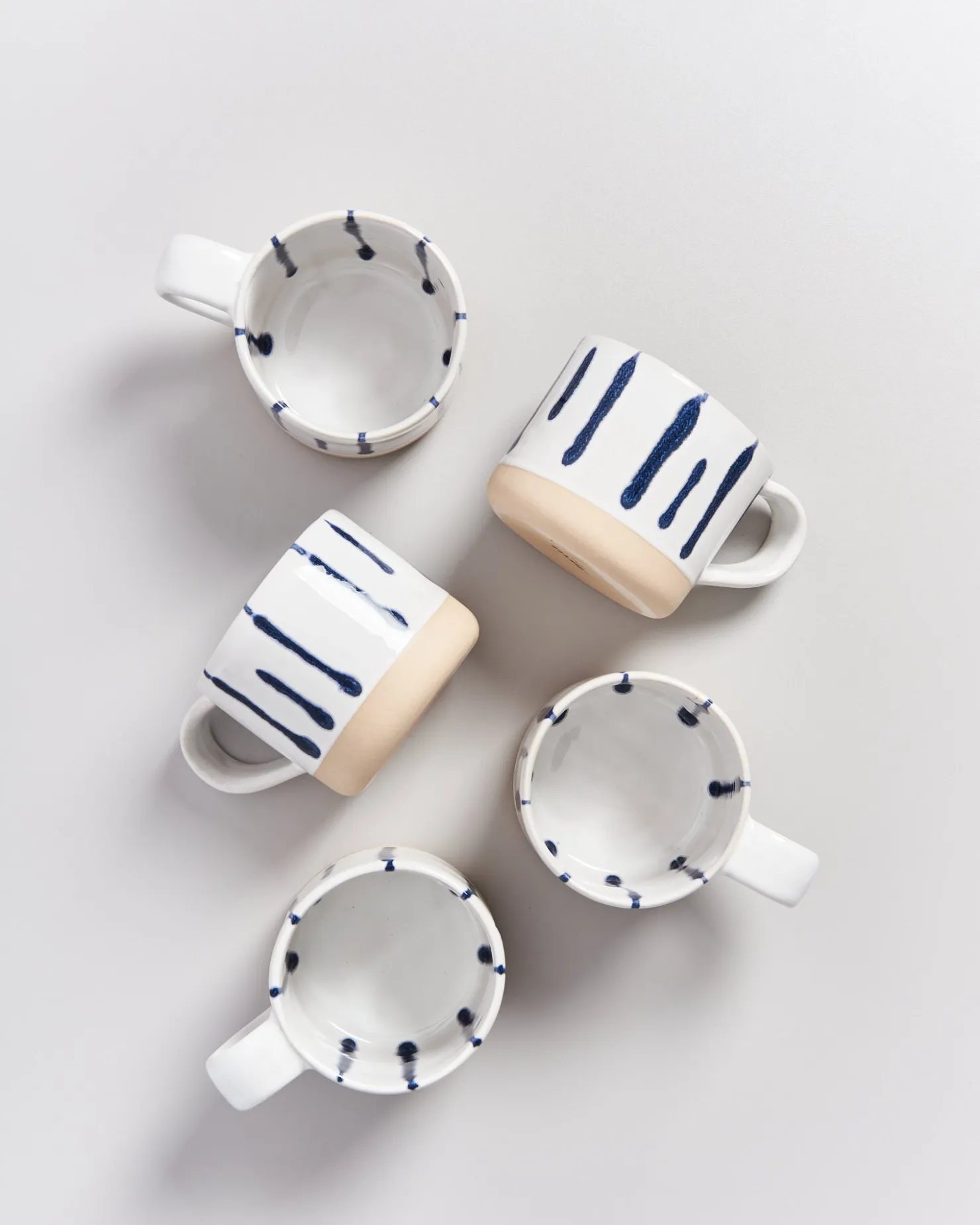 ndoa__mug_white_blue_2.webp Motel a Miio Große Tassen^Nódoa - Mug white blue