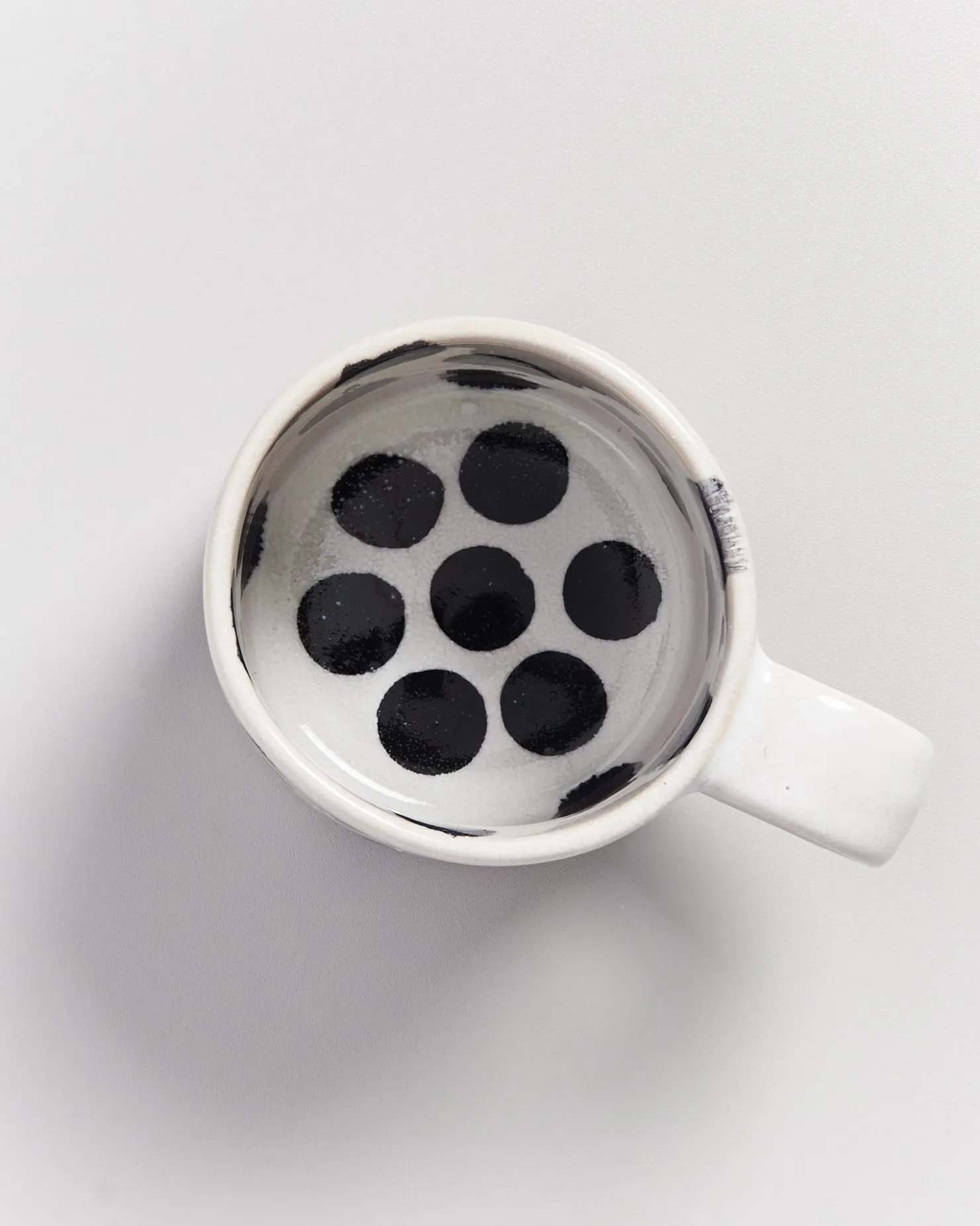 ndoa__set_of__mugs_black_dots_2-1.webp Motel a Miio Tassen-Sets^Nódoa - Set Of 4 Mugs Black Dots schwarze Punkte