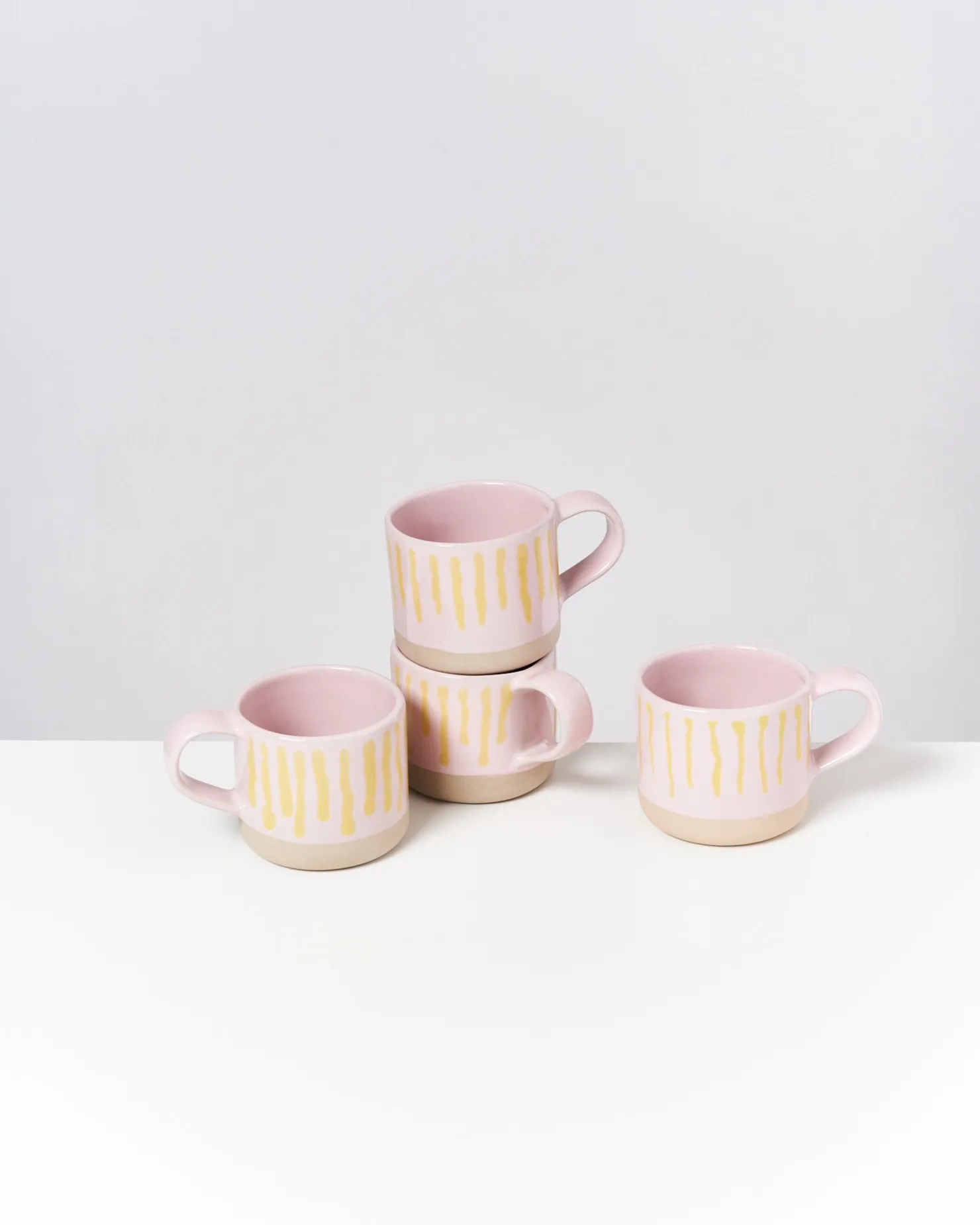 ndoa__set_of__mugs_pink_yellow_striped_2-1.webp Motel a Miio Tassen-Sets^NÒDOA - Set Of 4 Mugs Pink Yellow Striped rosa gelb gestreift