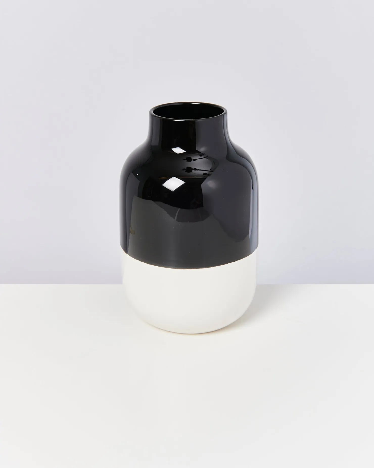 nuno_vase_l__black_white_3.webp Motel a Miio Große Vasen^Nuno Vase L - Black White black-and-white