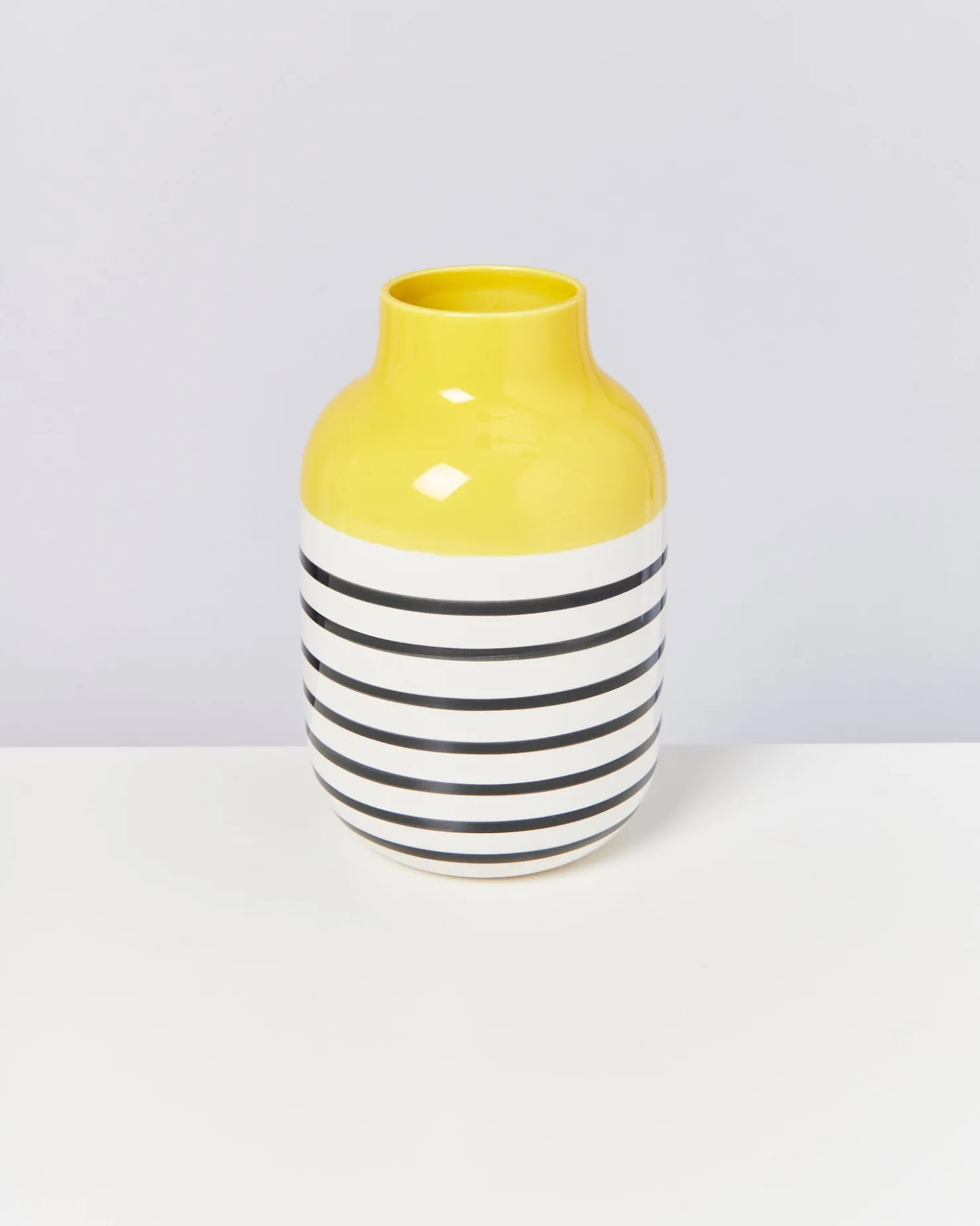 nuno_vase_l__yellow_3.webp Motel a Miio Große Vasen^Nuno Vase L - Yellow yellow black striped