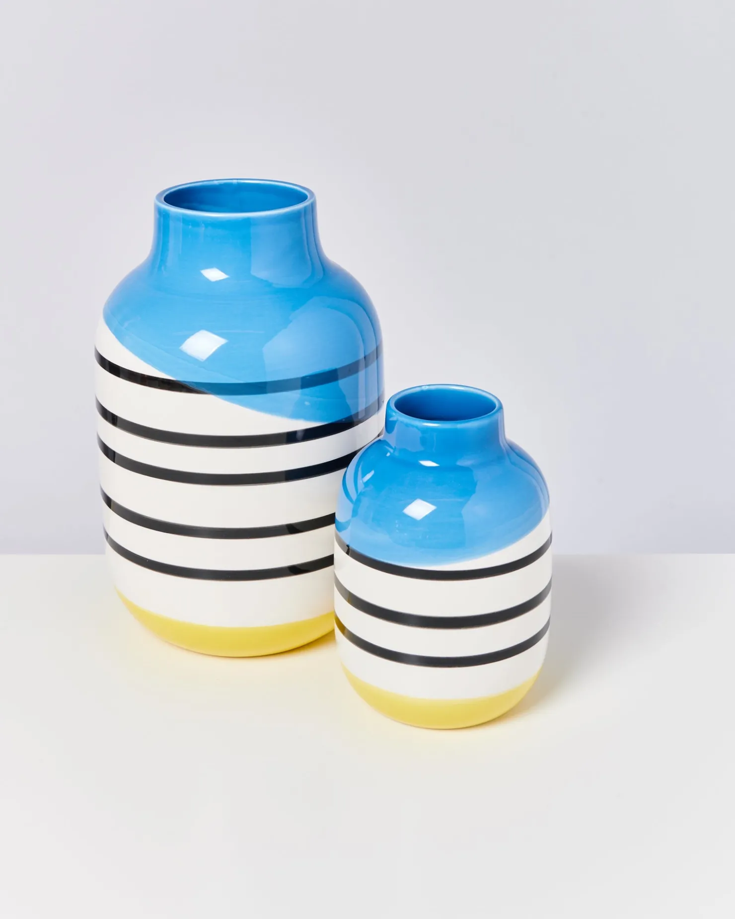 Motel a Miio Mittlere Vasen^Nuno Vase M - Black & White Striped schwarz-weiß gestreift mit blau