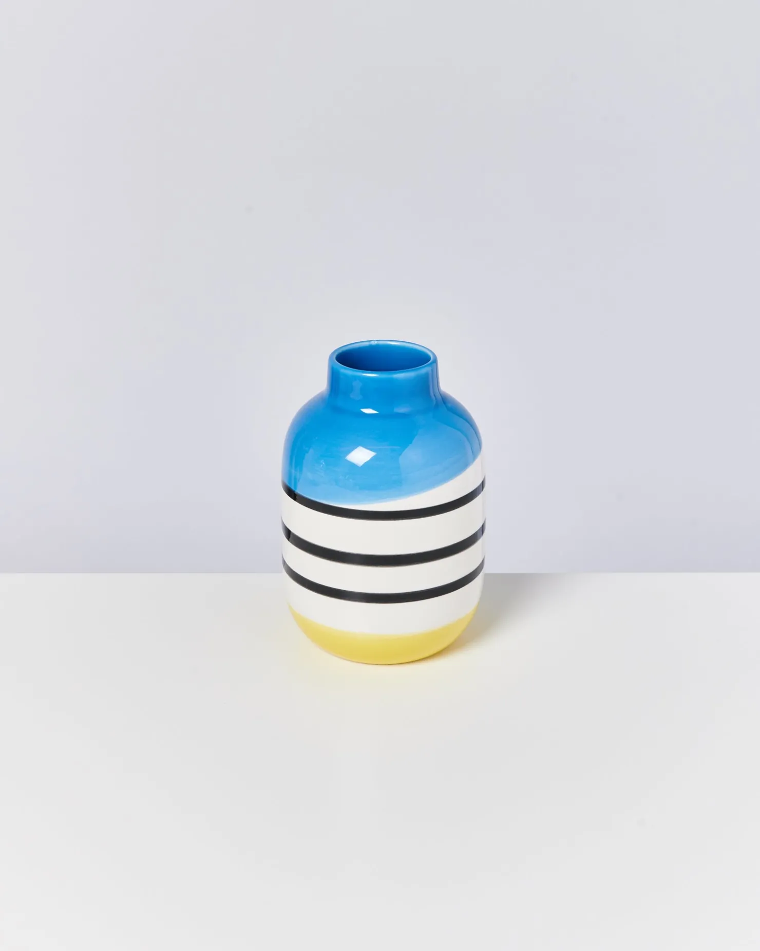 nuno_vase_m__black__white_striped_2-1.webp Motel a Miio Mittlere Vasen^Nuno Vase M - Black & White Striped schwarz-weiß gestreift mit blau