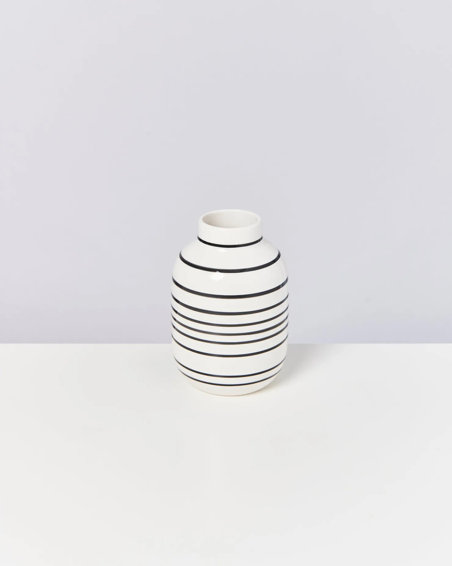 nuno_vase_m__black__white_striped_2.webp Motel a Miio Mittlere Vasen^Nuno Vase M - Black & White Striped schwarz weiß
