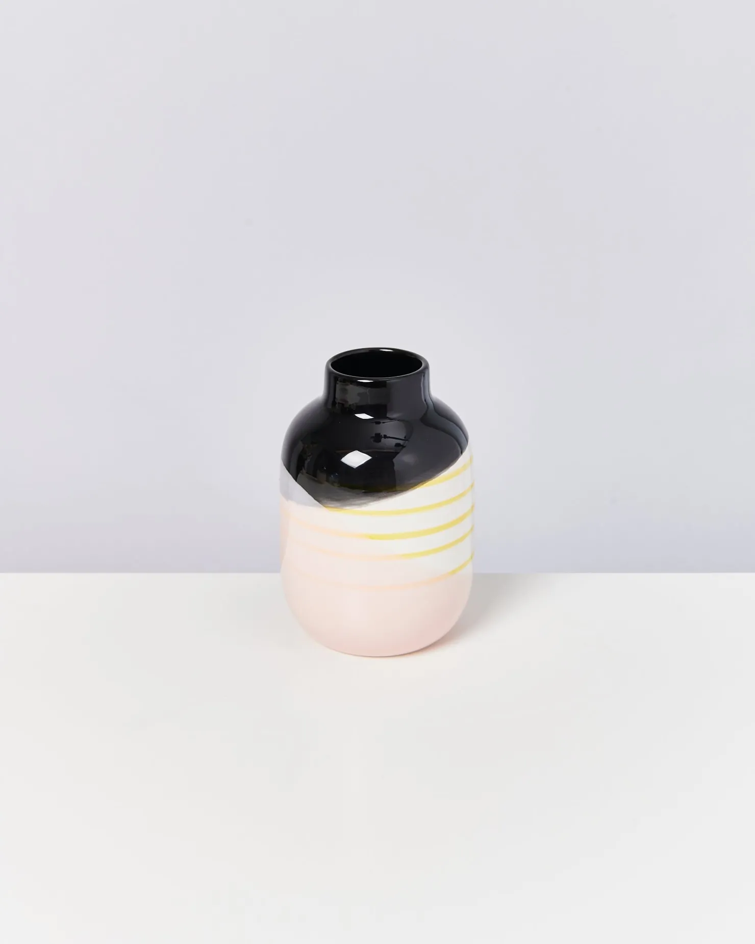 nuno_vase_m__black_rose_yellow_striped_2.webp Motel a Miio Mittlere Vasen^Nuno Vase M - Black Rose Yellow Striped schwarz rosa gelb gestreift