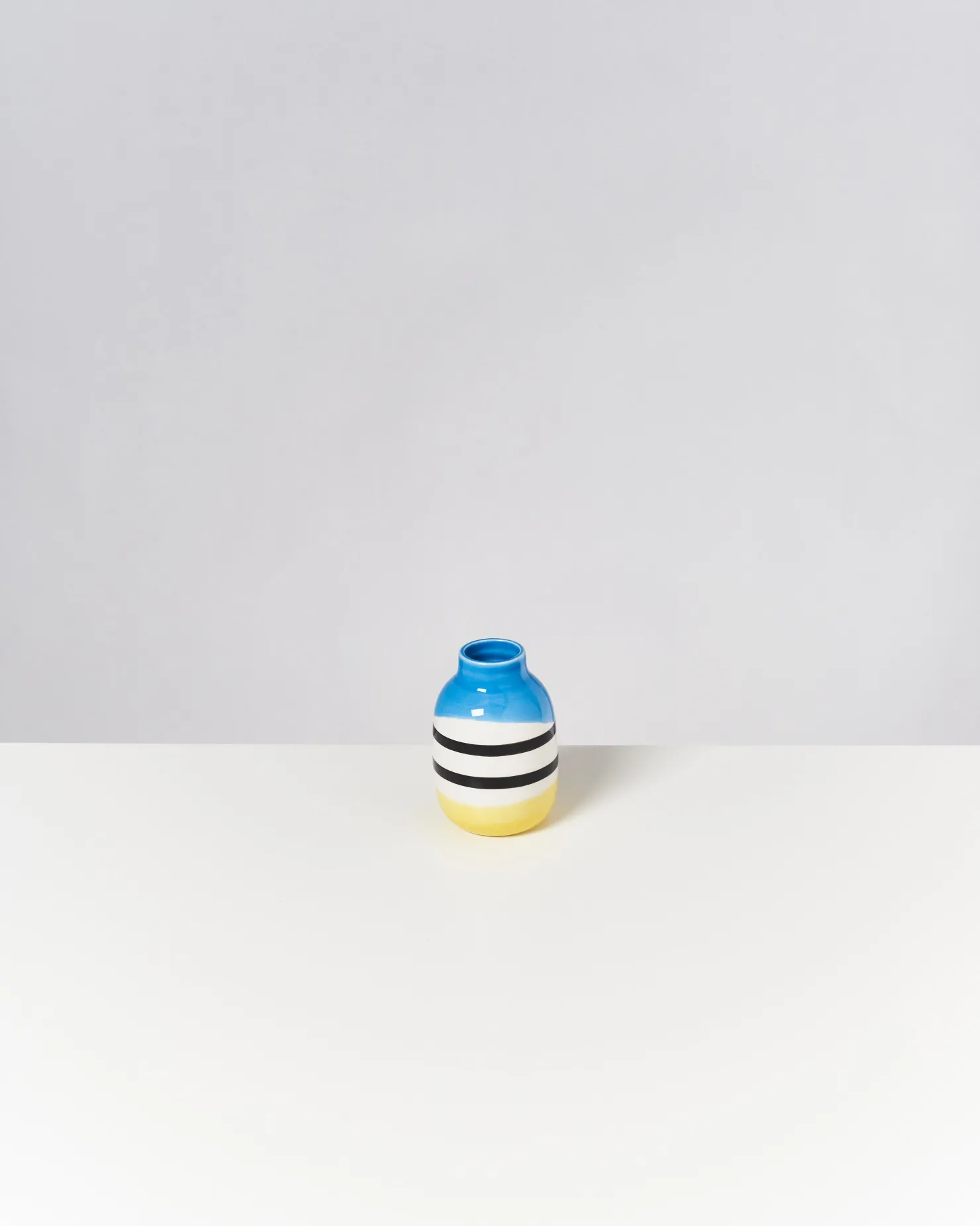 Motel a Miio Kleine Vasen^Nuno Vase S - Black & White Striped With Blue schwarz weiß gestreift mit blau