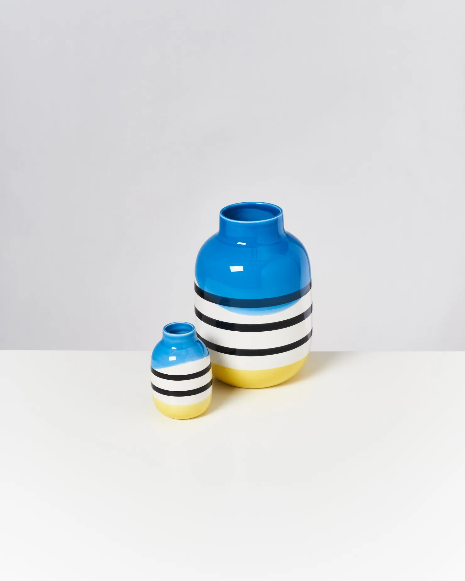 nuno_vase_s__black__white_striped_with_blue_2.webp Motel a Miio Kleine Vasen^Nuno Vase S - Black & White Striped With Blue schwarz weiß gestreift mit blau