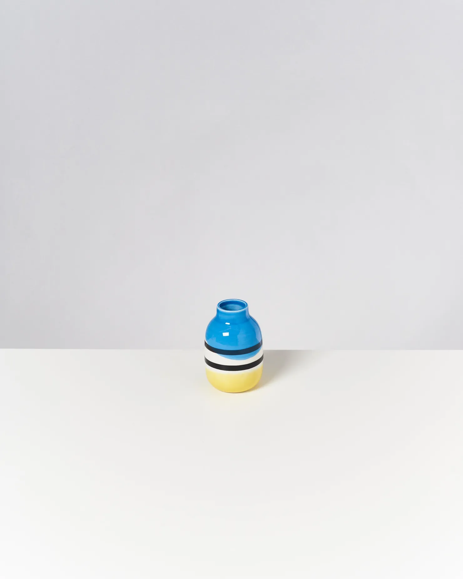 nuno_vase_s__black__white_striped_with_blue_4.webp Motel a Miio Kleine Vasen^Nuno Vase S - Black & White Striped With Blue schwarz weiß gestreift mit blau