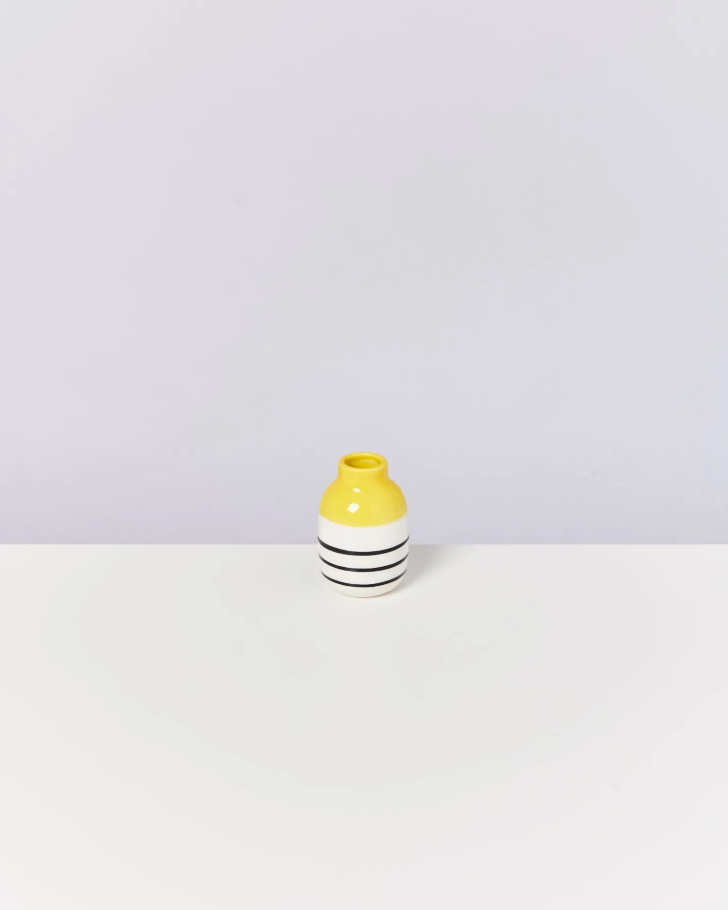nuno_vase_s__yellow_black_striped_3.webp Motel a Miio Kleine Vasen^Nuno Vase S - Yellow Black Striped gelb schwarz gestreift