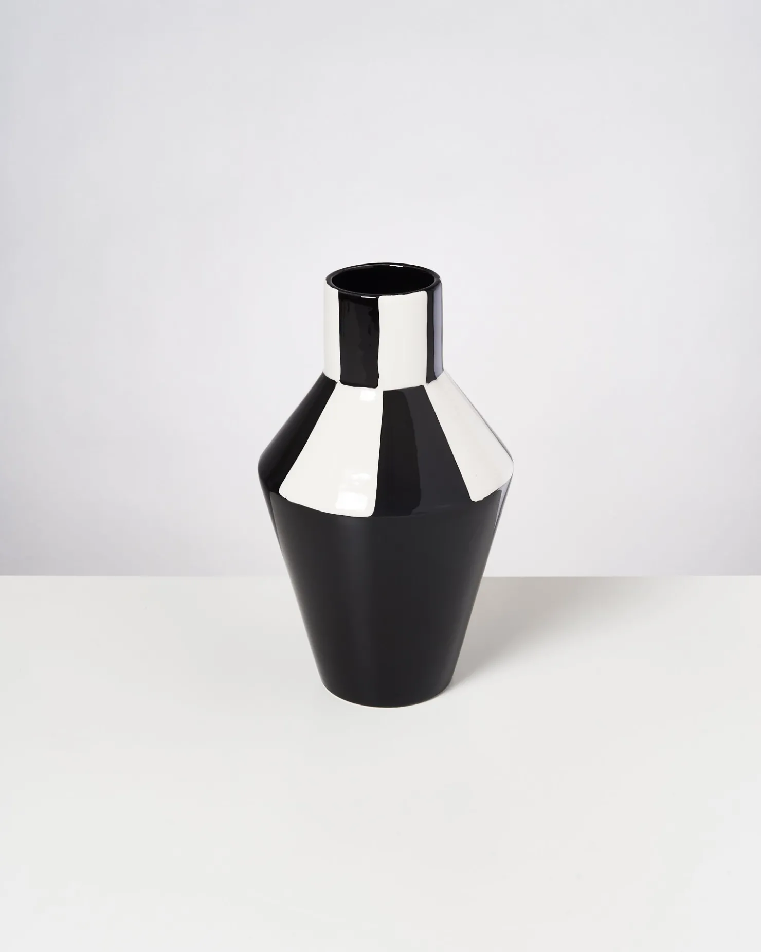 senhora_maria__black_white_3.webp Motel a Miio Mittlere Vasen^Senhora Maria - black white