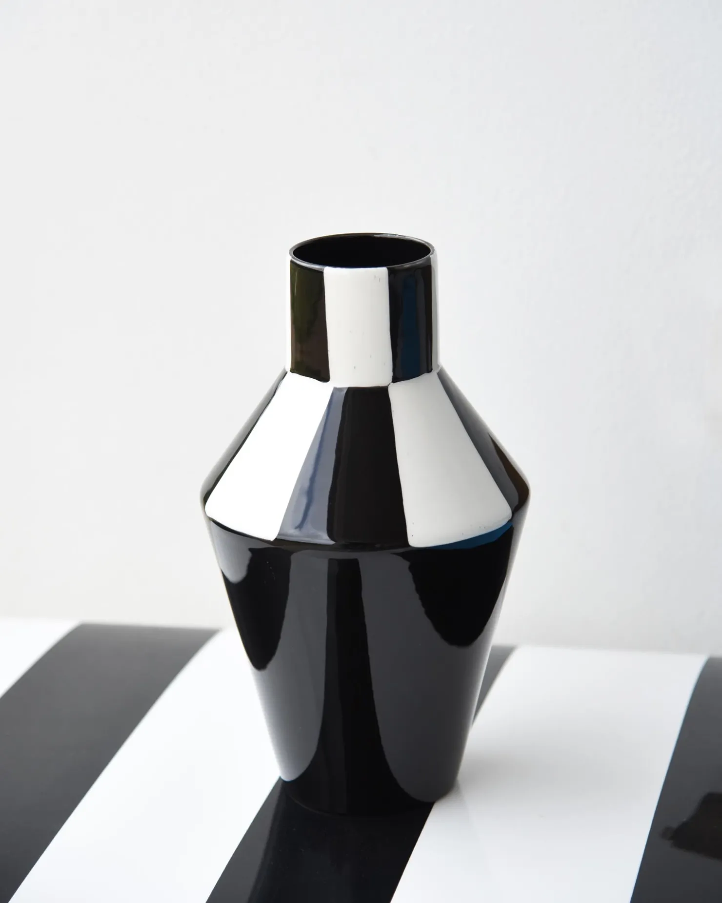 senhora_maria__black_white_4.webp Motel a Miio Mittlere Vasen^Senhora Maria - black white